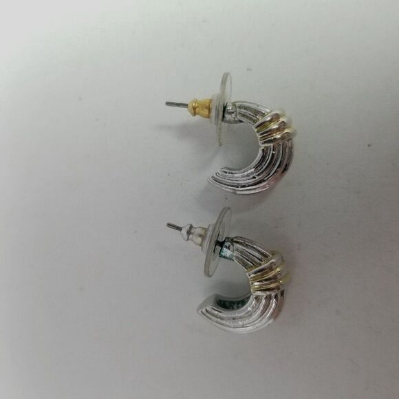 Vintage Half Hoop Stud Earrings, Huggie Style, Silver Tone Ribbed Design - Picture 4 of 5